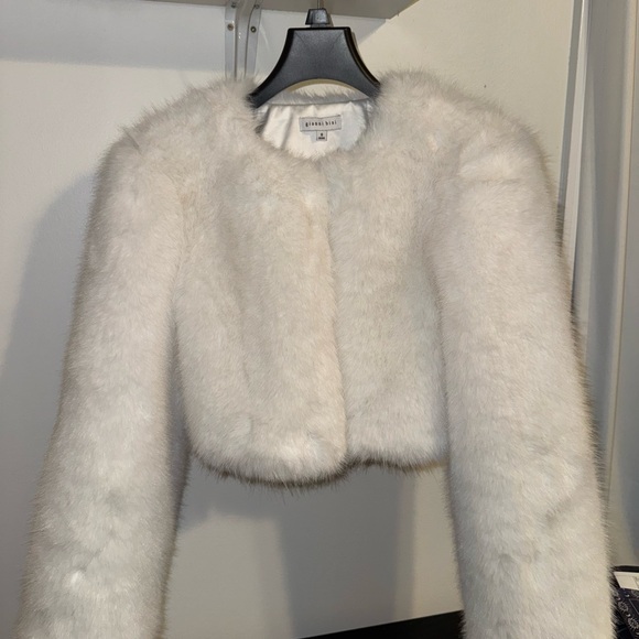 Gianni Bini Elegant White Faux Fur Jacket - Picture 1 of 5